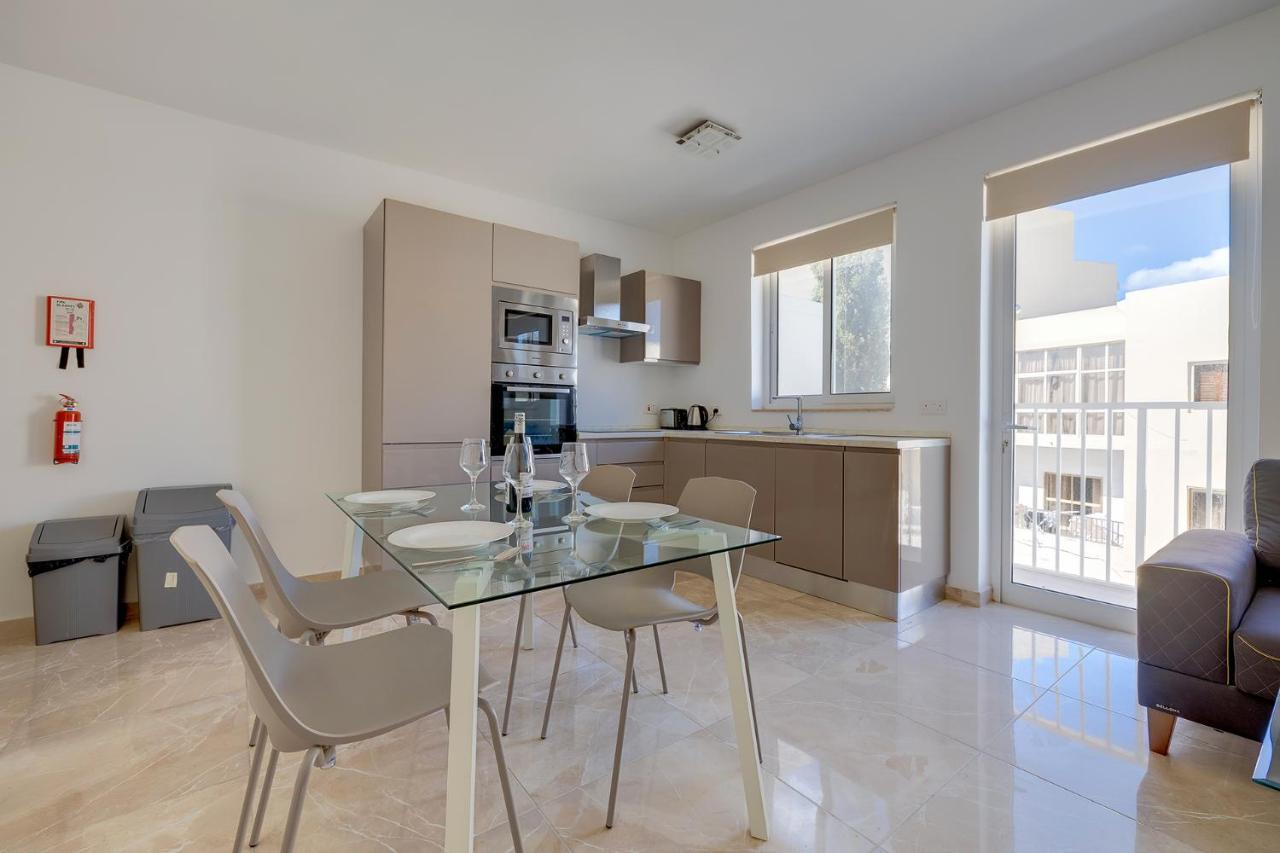 Deluxe Apartment Steps To St George'S Bay Saint Julian's Bagian luar foto