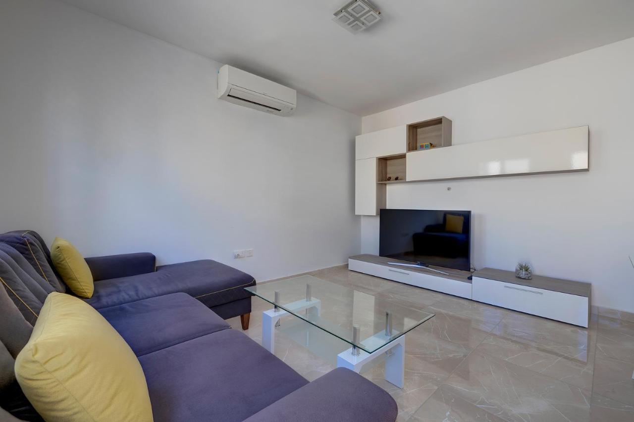Deluxe Apartment Steps To St George'S Bay Saint Julian's Bagian luar foto