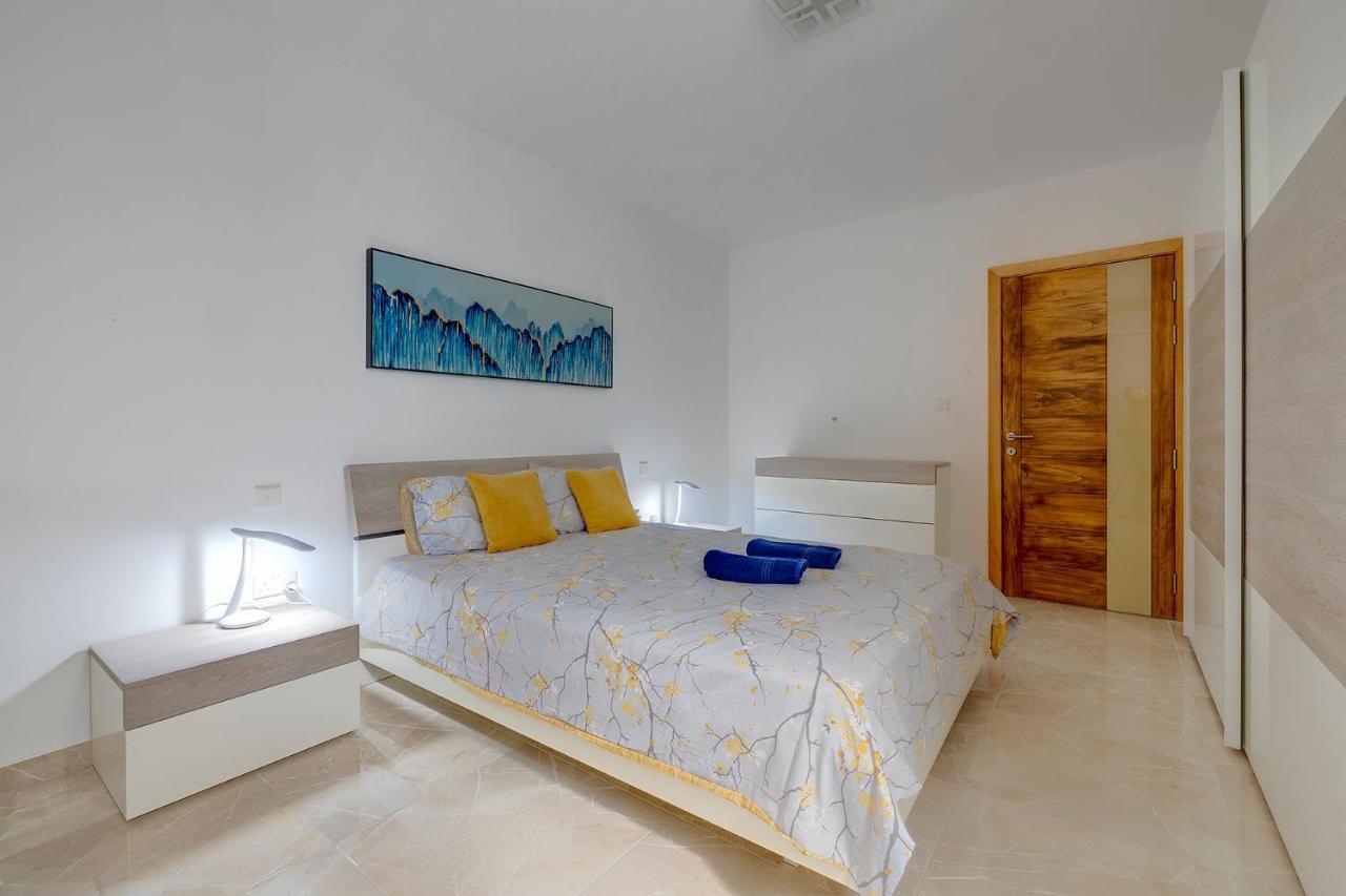 Deluxe Apartment Steps To St George'S Bay Saint Julian's Bagian luar foto