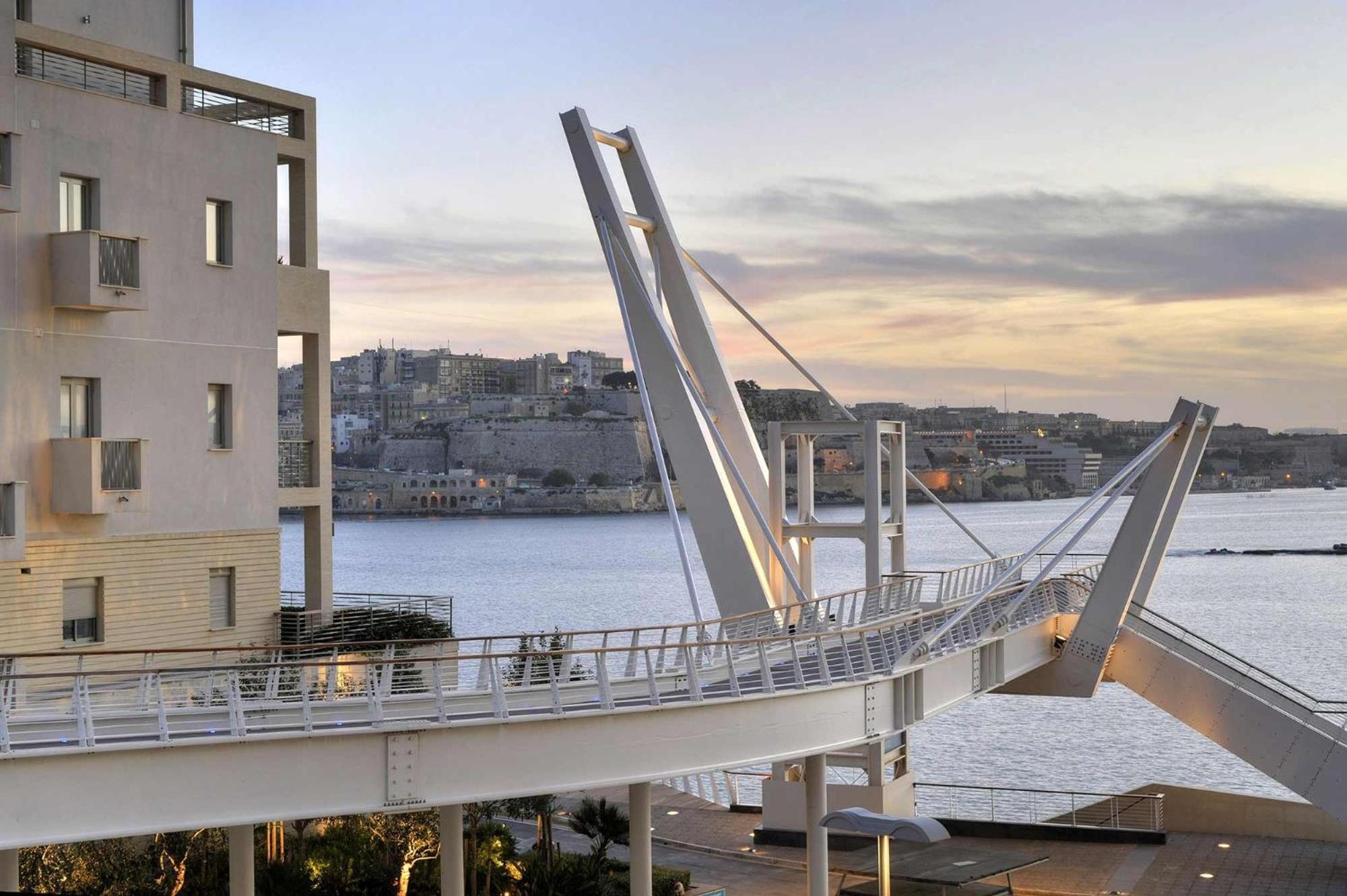 Deluxe Apartment Steps To St George'S Bay Saint Julian's Bagian luar foto