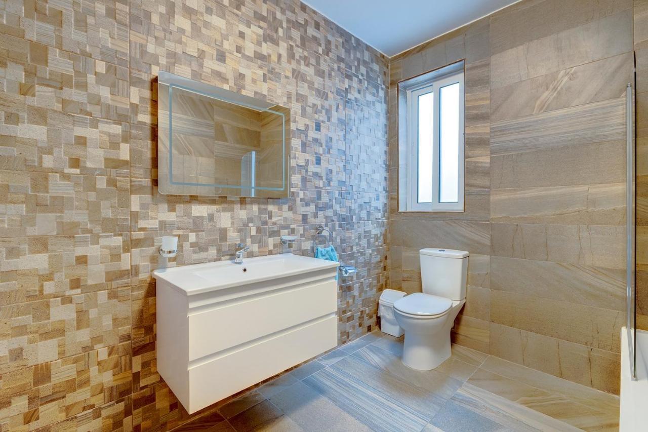 Deluxe Apartment Steps To St George'S Bay Saint Julian's Bagian luar foto
