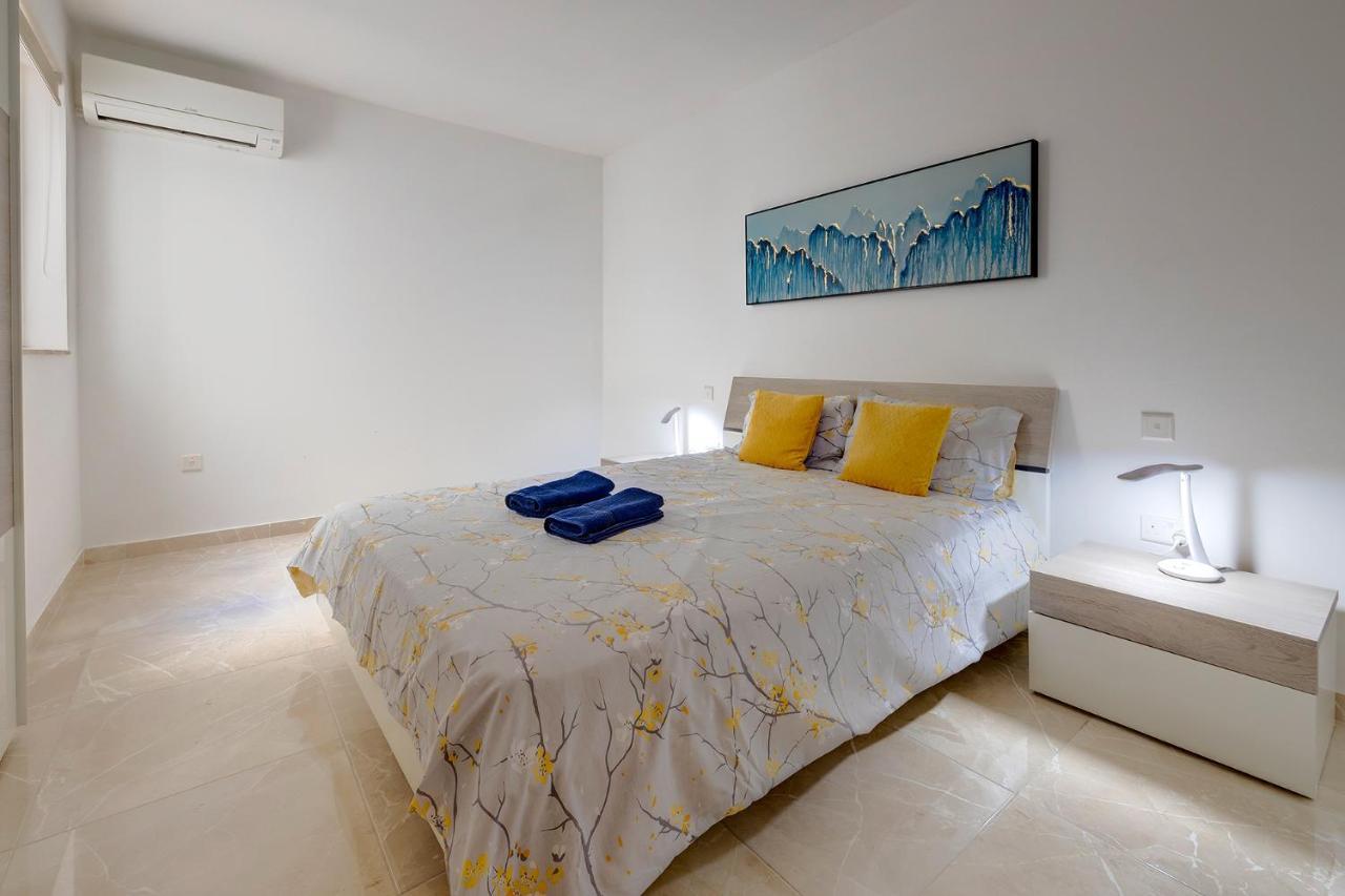 Deluxe Apartment Steps To St George'S Bay Saint Julian's Bagian luar foto