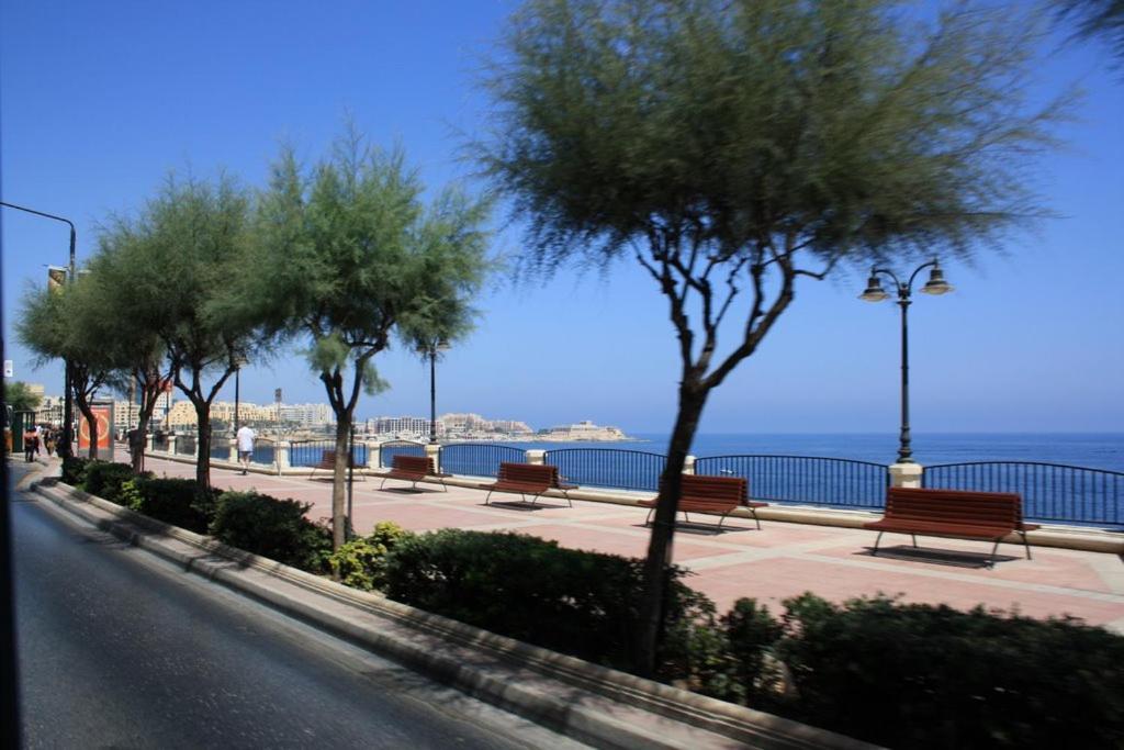 Deluxe Apartment Steps To St George'S Bay Saint Julian's Bagian luar foto