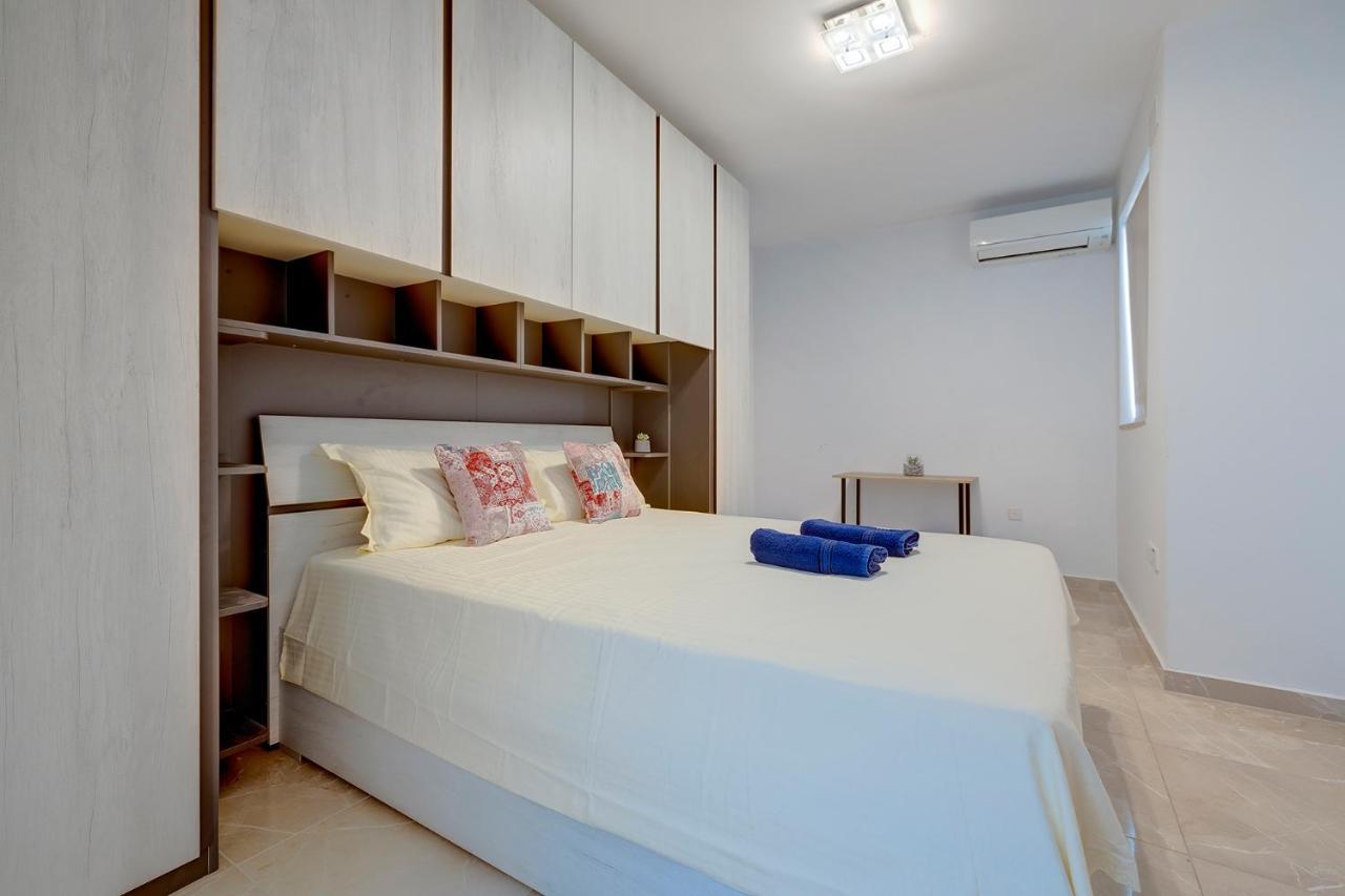 Deluxe Apartment Steps To St George'S Bay Saint Julian's Bagian luar foto