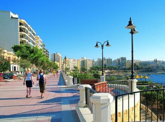 Deluxe Apartment Steps To St George'S Bay Saint Julian's Bagian luar foto