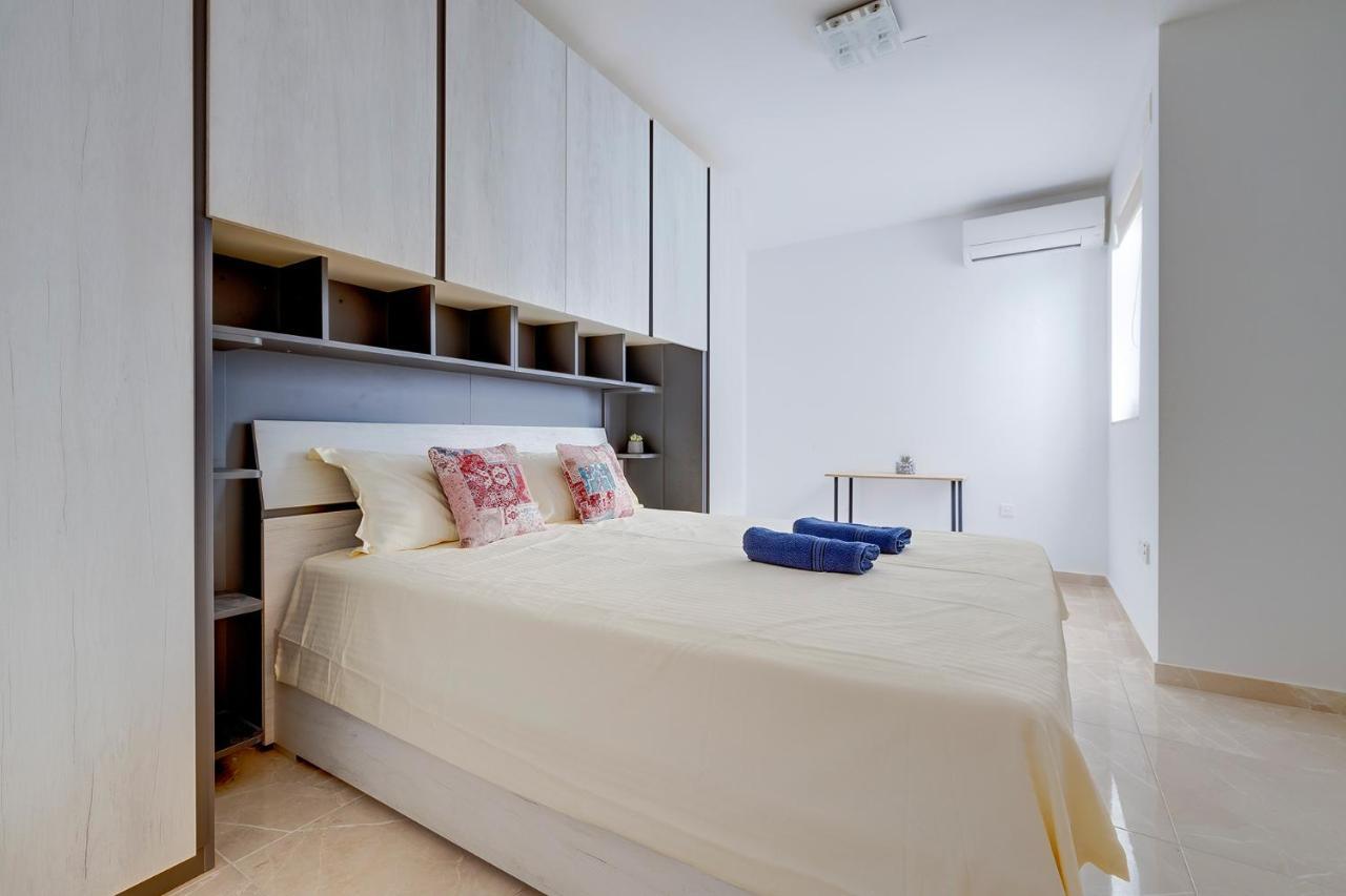 Deluxe Apartment Steps To St George'S Bay Saint Julian's Bagian luar foto