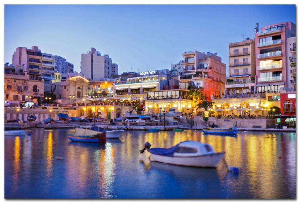Deluxe Apartment Steps To St George'S Bay Saint Julian's Bagian luar foto